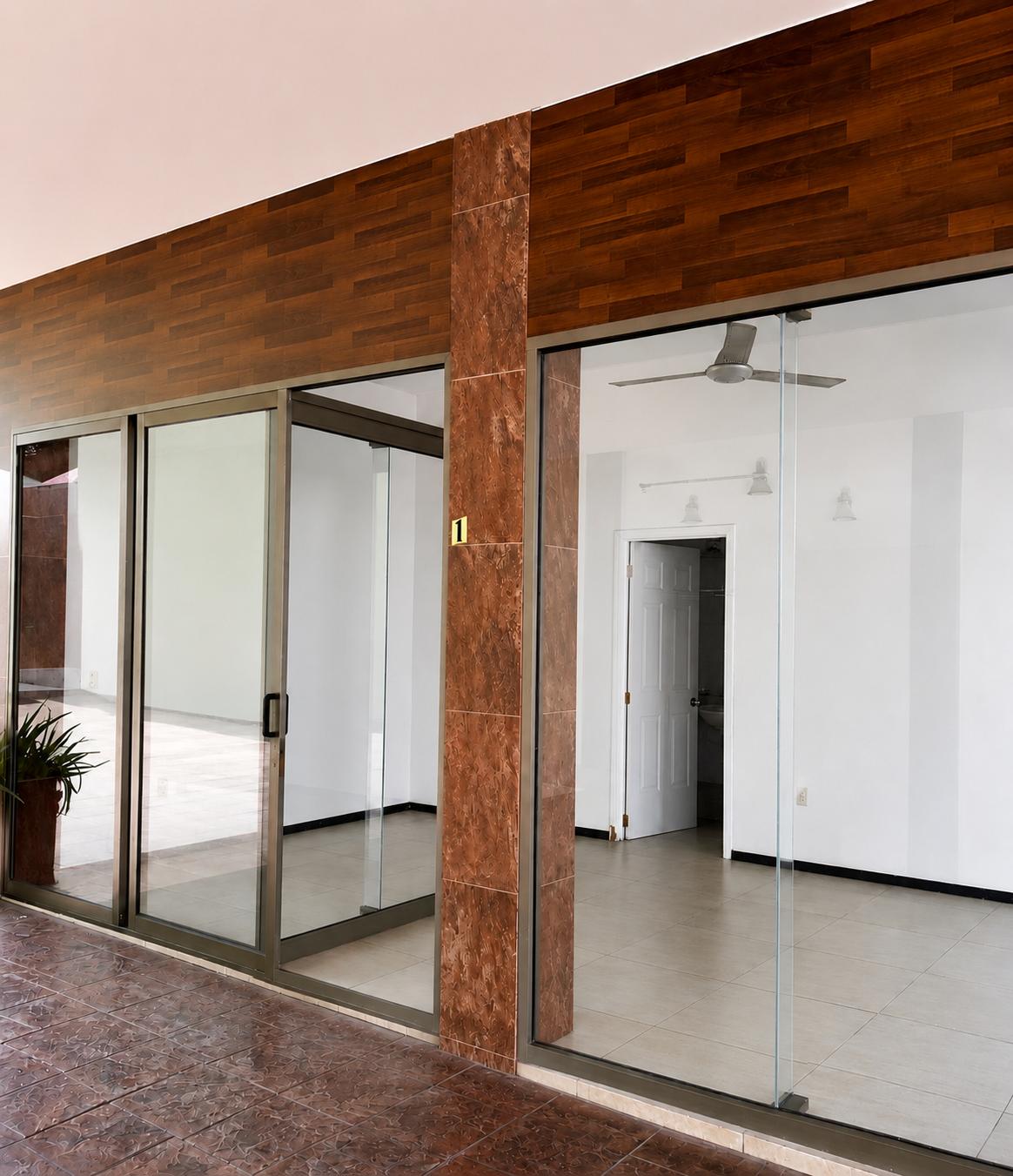Local comercial con amplios ventanales