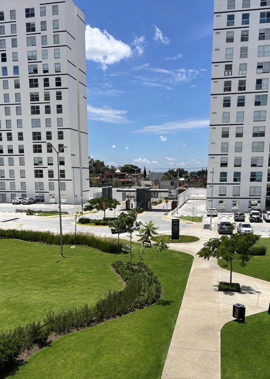 Conjunto residencial con torres y áreas verdes