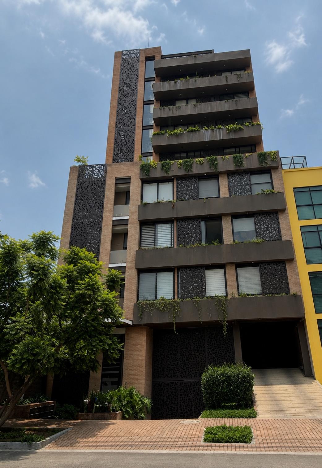 Edificio residencial con balcones y jardineras